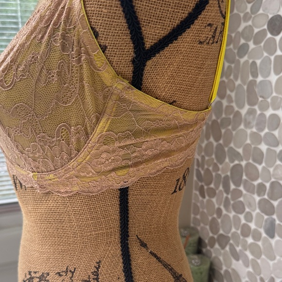 NWOT Frederick's of Hollywood Lace Bra with Yellow Straps 34 DD - Picture 3 of 6